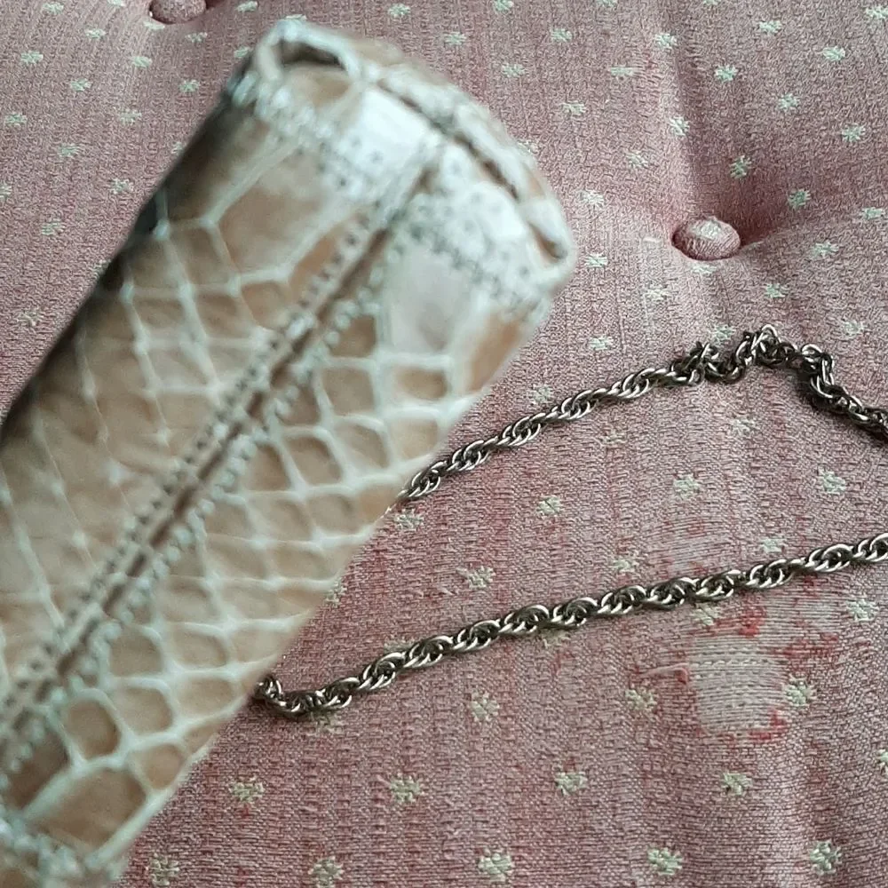 Vintage leather shoulder bag with gold chain